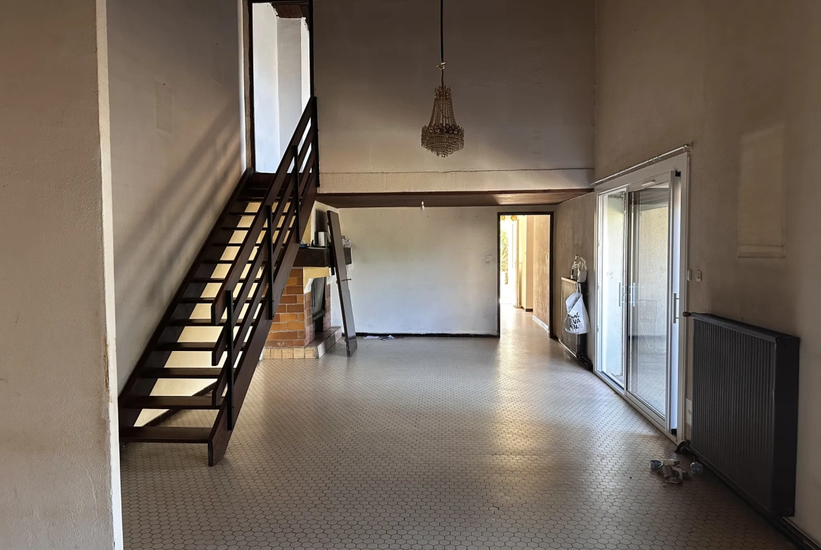 Maison de plain-pied à Trebes avec 4 chambres, grand potentiel 