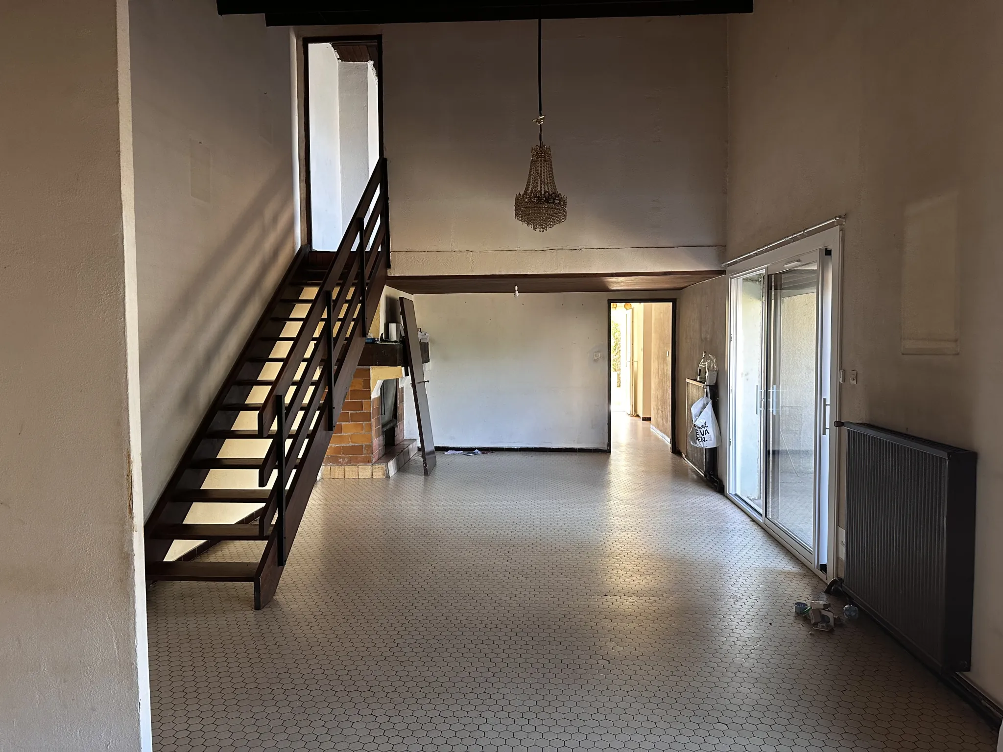Maison de plain-pied à Trebes avec 4 chambres, grand potentiel 
