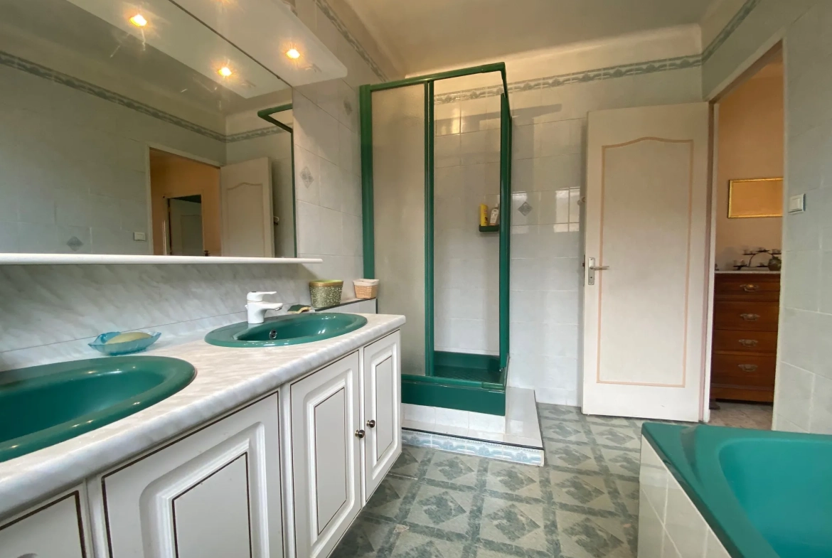 Maison de village à rénover de 178 m² à Caderousse, centre-ville 