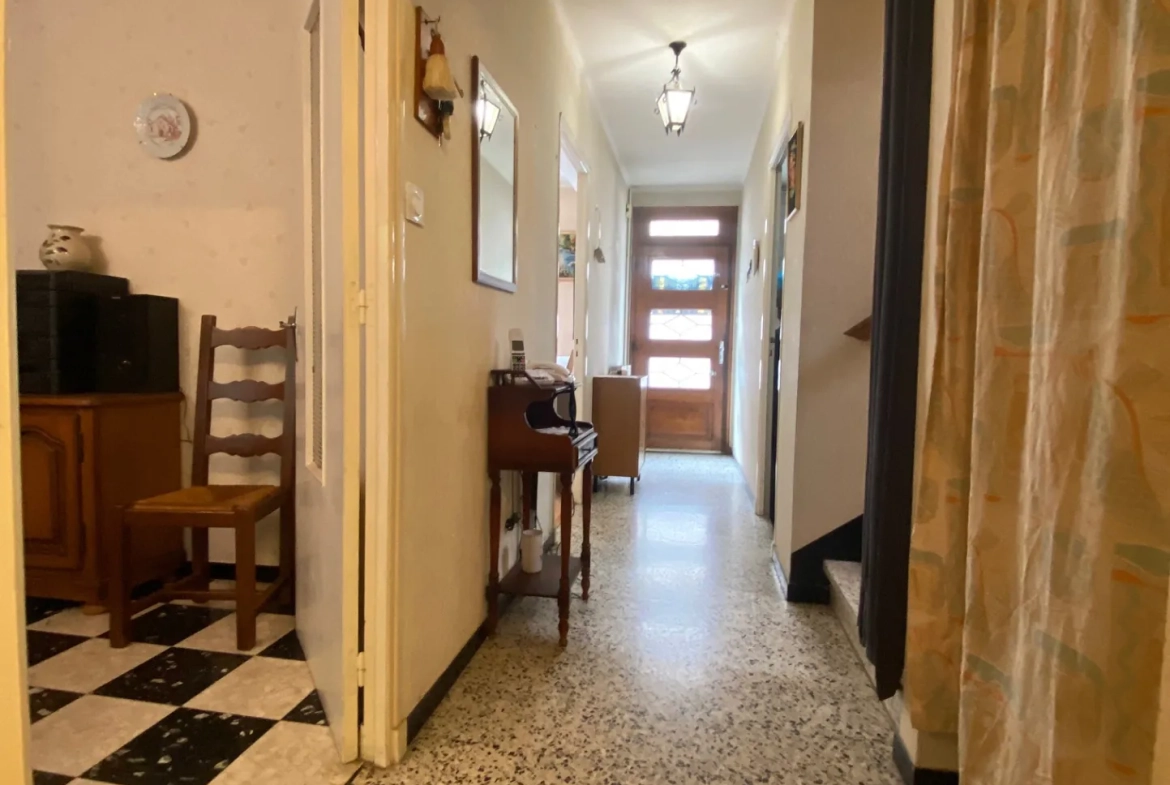 Maison de village à rénover de 178 m² à Caderousse, centre-ville 