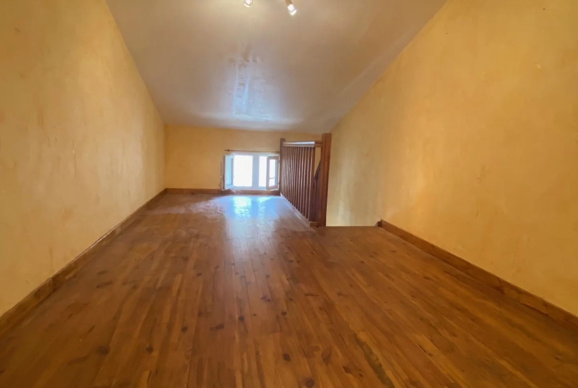 Maison de village à rénover de 178 m² à Caderousse, centre-ville 