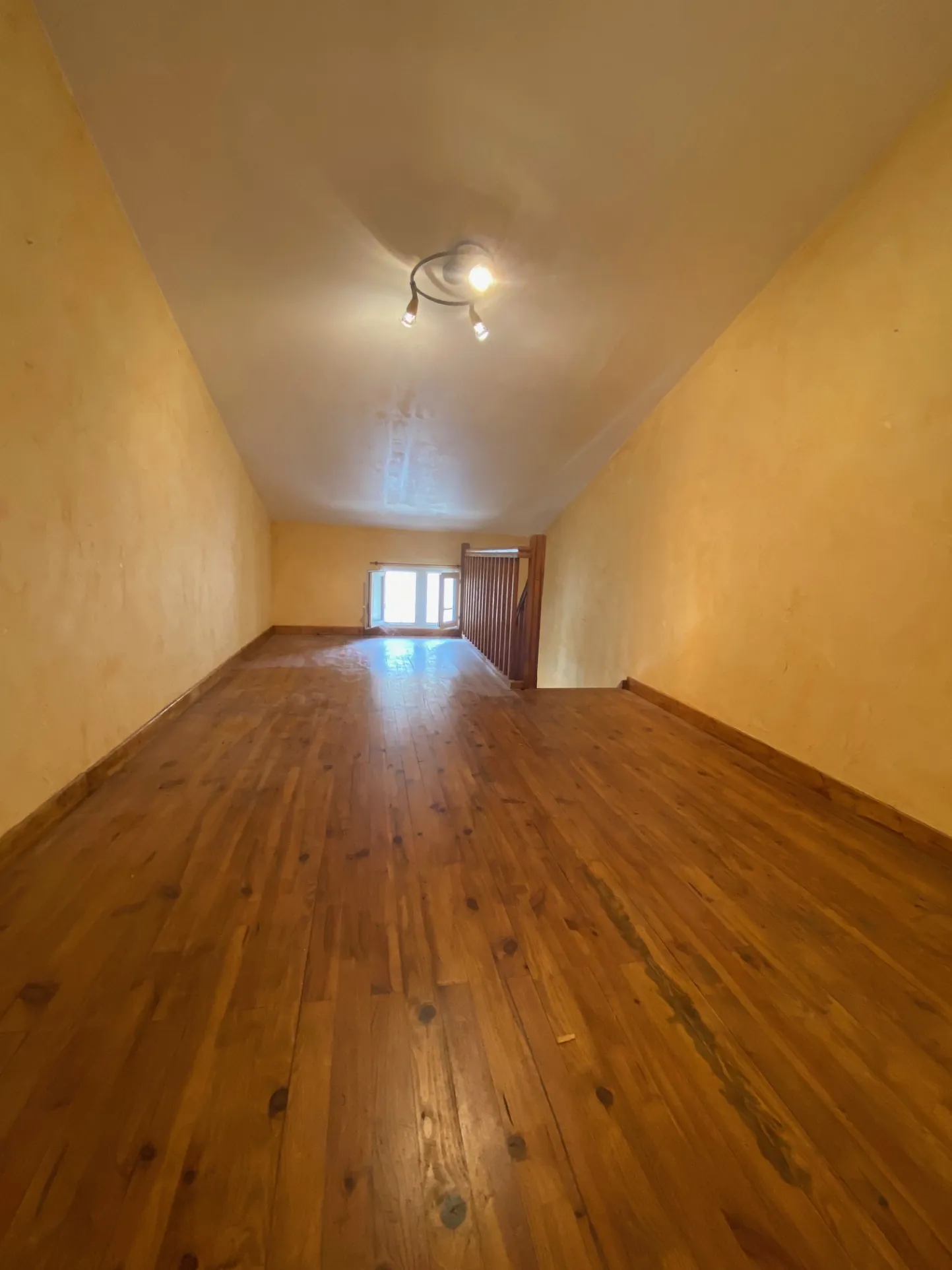 Maison de village à rénover de 178 m² à Caderousse, centre-ville 