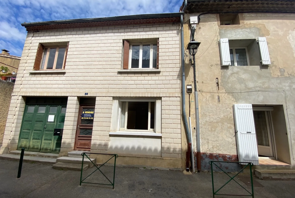 Maison de village à rénover de 178 m² à Caderousse, centre-ville 