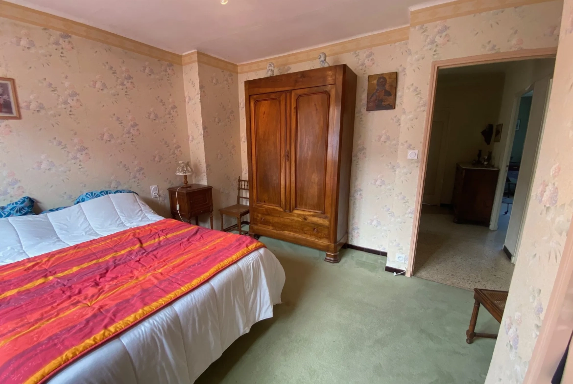 Maison de village à rénover de 178 m² à Caderousse, centre-ville 