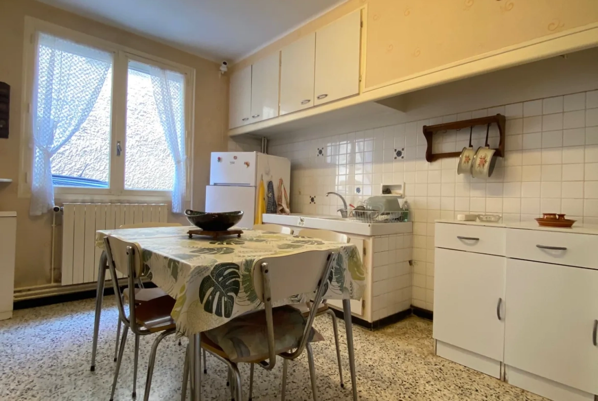 Maison de village à rénover de 178 m² à Caderousse, centre-ville 