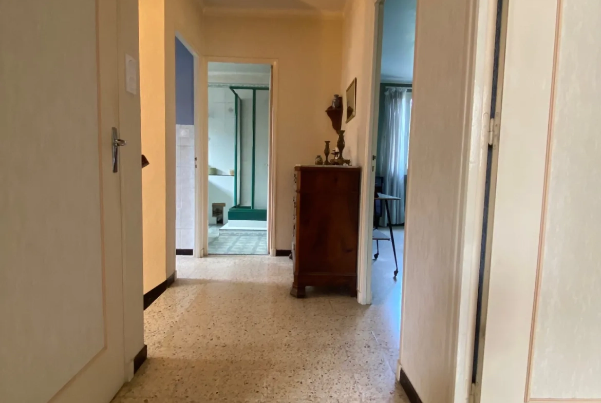 Maison de village à rénover de 178 m² à Caderousse, centre-ville 