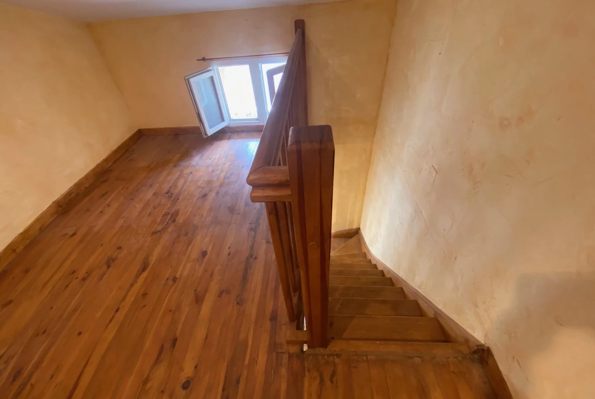 Maison de village à rénover de 178 m² à Caderousse, centre-ville 