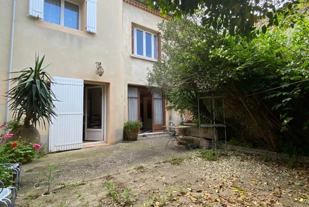 Maison de village à rénover de 178 m² à Caderousse, centre-ville 