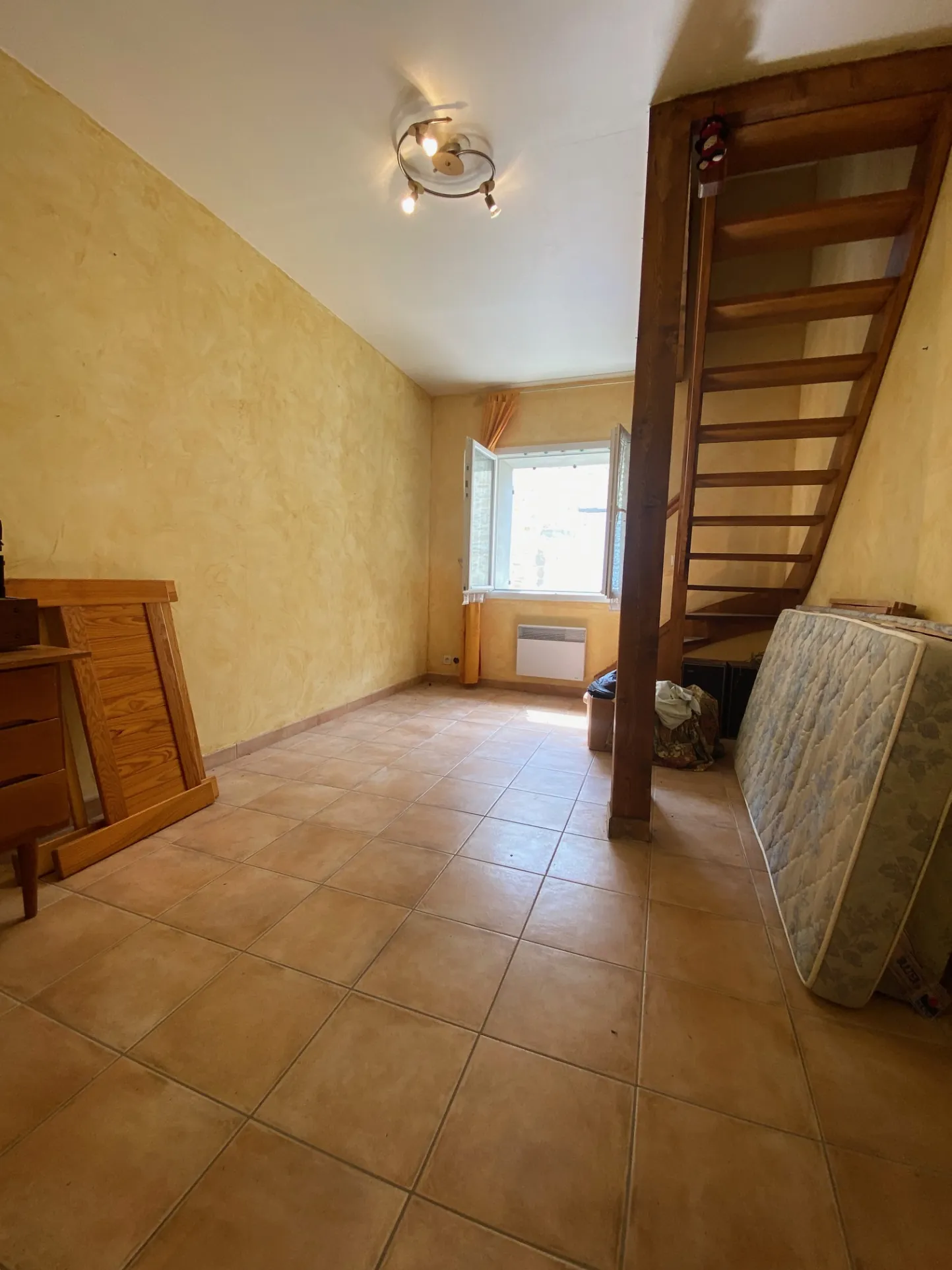 Maison de village à rénover de 178 m² à Caderousse, centre-ville 