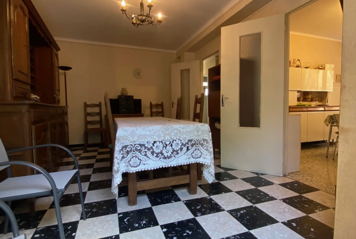Maison de village à rénover de 178 m² à Caderousse, centre-ville 