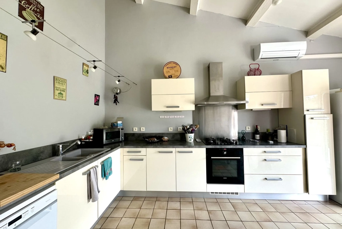 Charmante maison de ville avec jardin, garage et 5 chambres à Carcassonne 