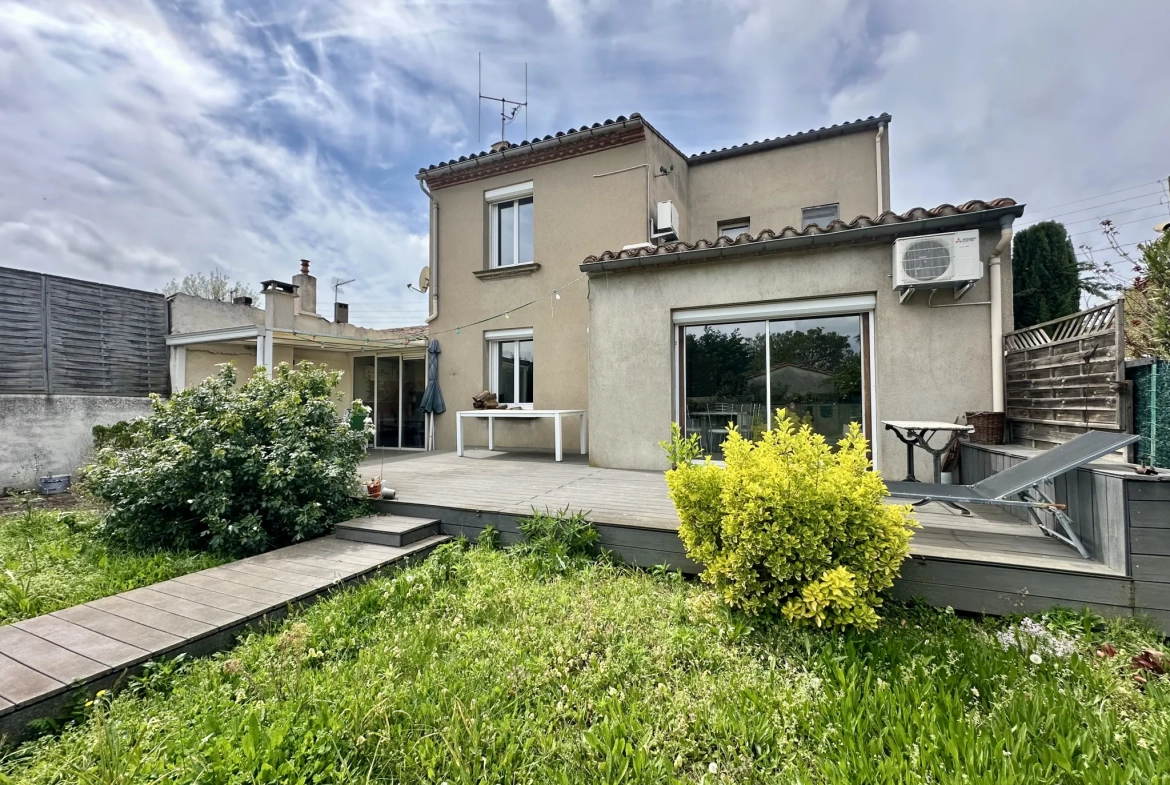 Charmante maison de ville avec jardin, garage et 5 chambres à Carcassonne 