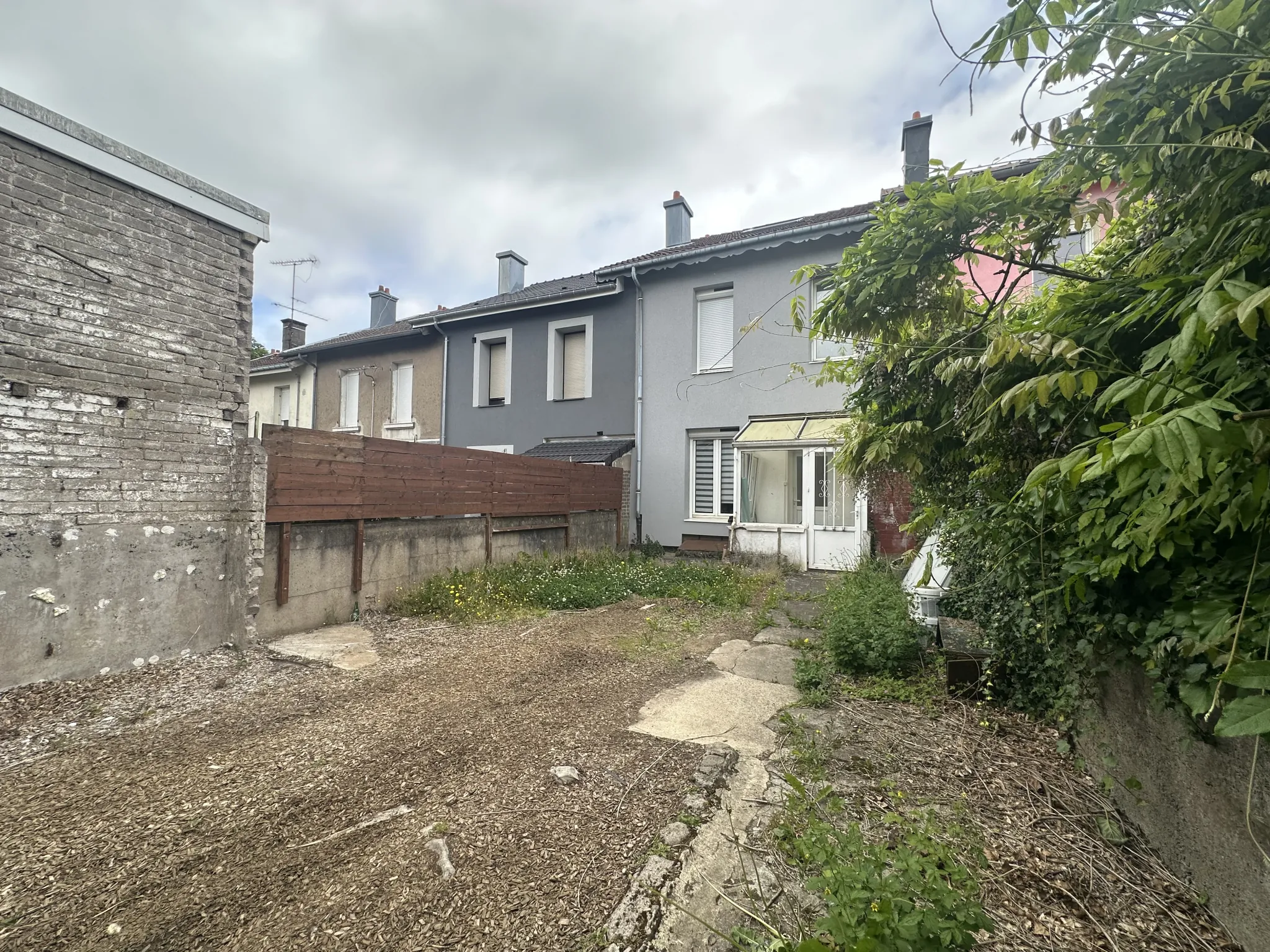 Maison rénovée proche frontière luxembourgeoise avec terrasse et potentiel d'aménagement 
