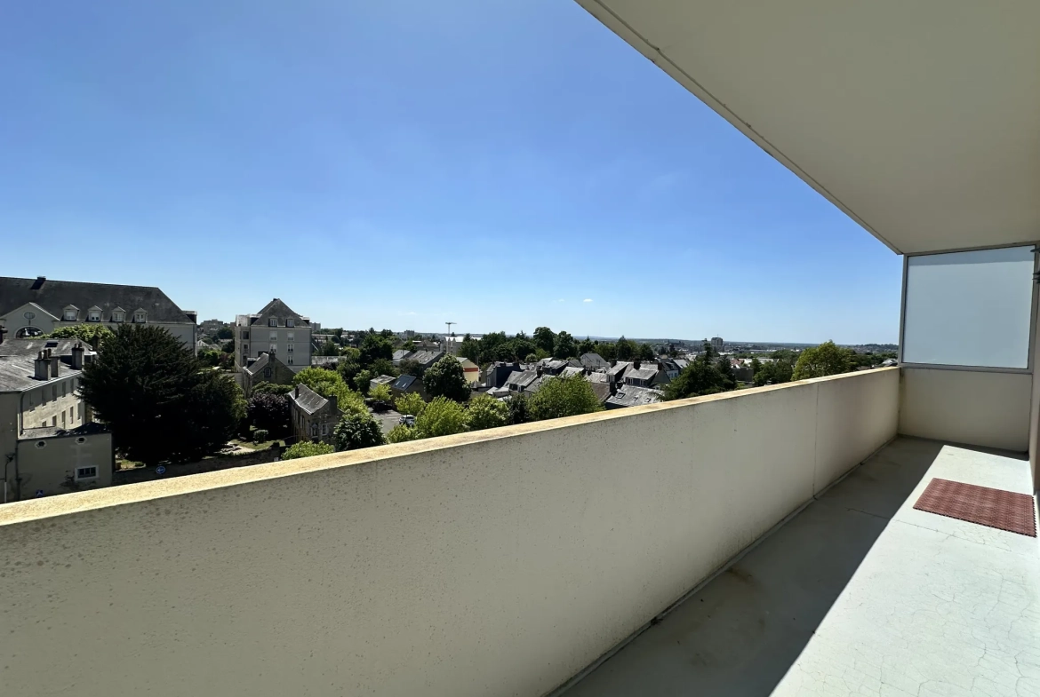 Appartement T3 dernier étage avec grand balcon face tramway au Le Mans 