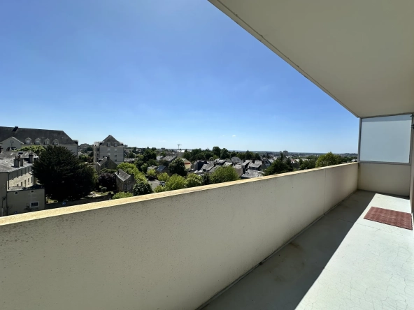 Appartement T3 dernier étage avec grand balcon face tramway au Le Mans
