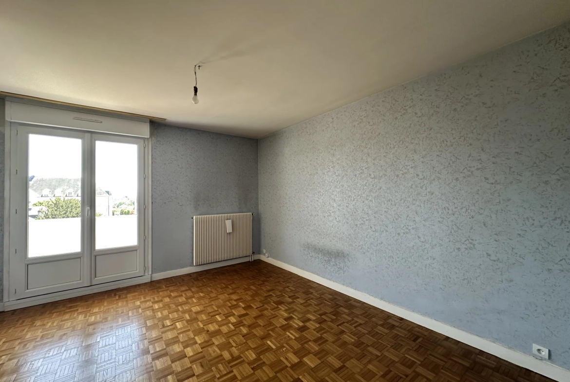 Appartement T3 dernier étage avec grand balcon face tramway au Le Mans 