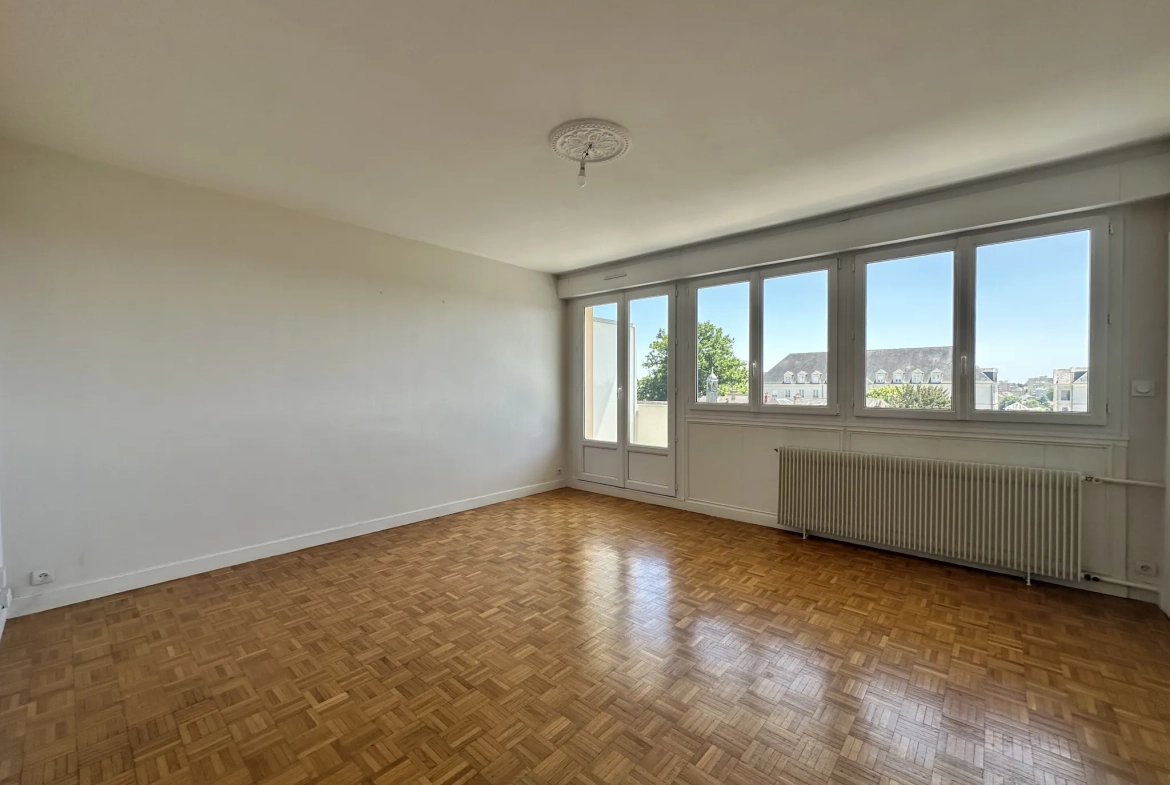 Appartement T3 dernier étage avec grand balcon face tramway au Le Mans 