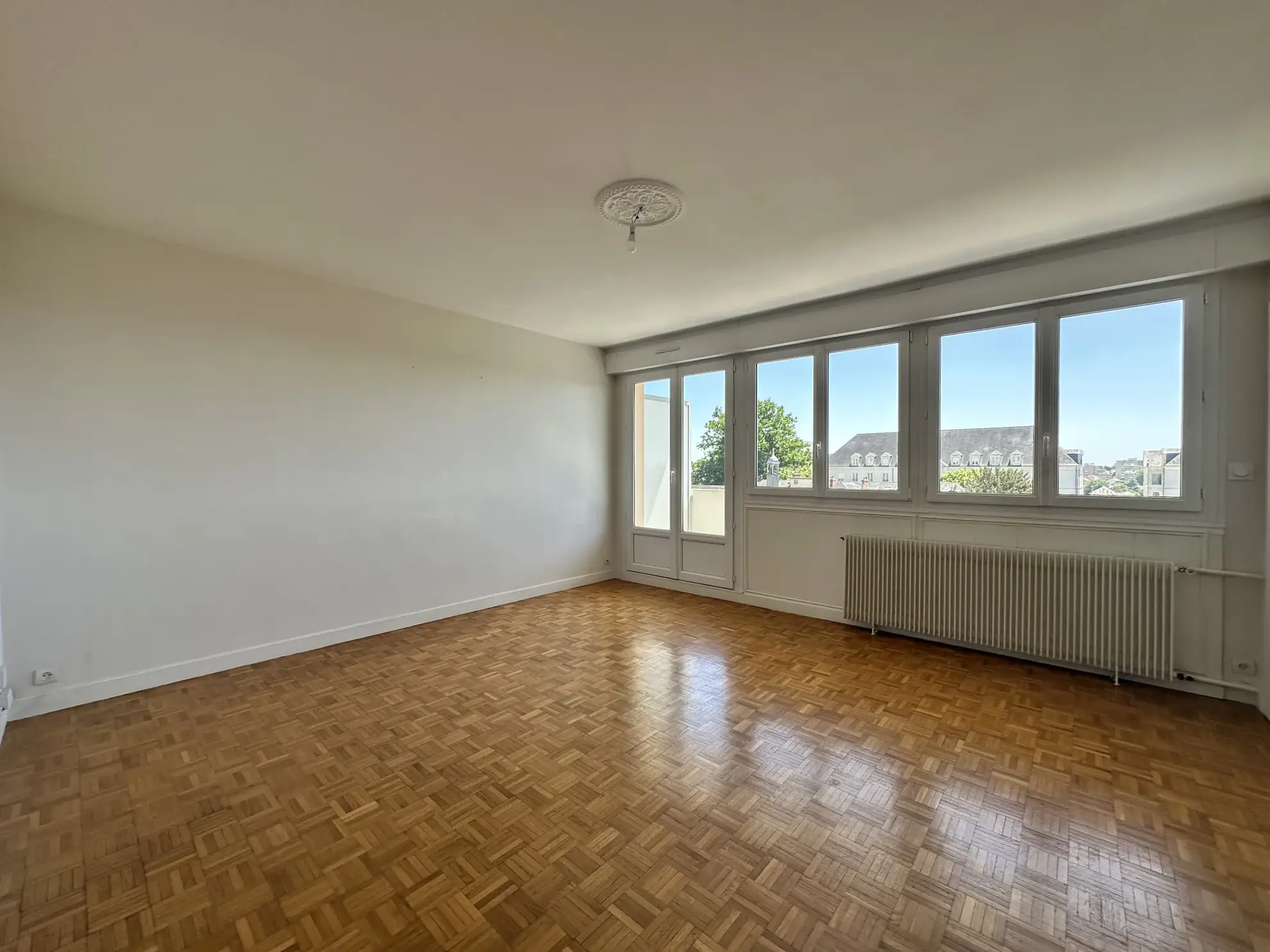 Appartement T3 dernier étage avec grand balcon face tramway au Le Mans 