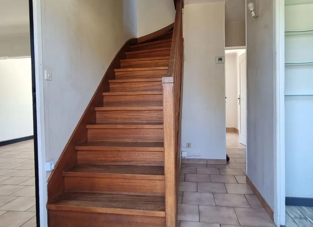 Maison à vendre proche Sens (89) avec jardin et garage, 4 chambres 