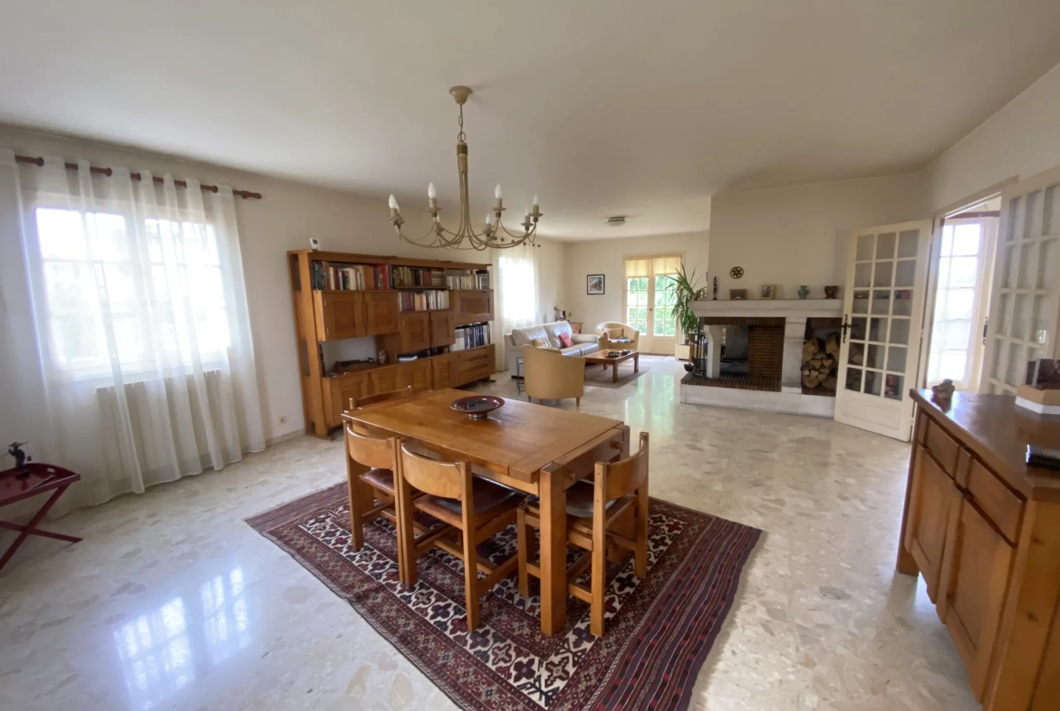 Villa à La Réole proche centre-ville avec 4 chambres et grand jardin 