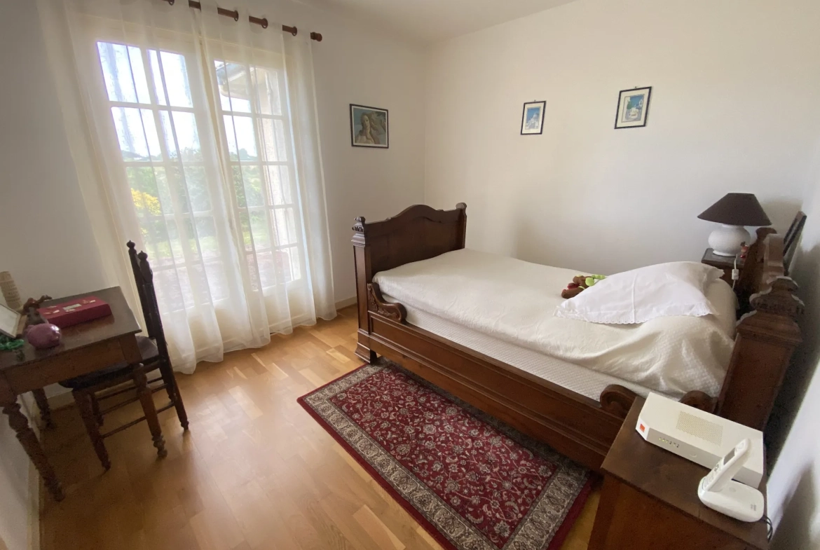 Villa à La Réole proche centre-ville avec 4 chambres et grand jardin 