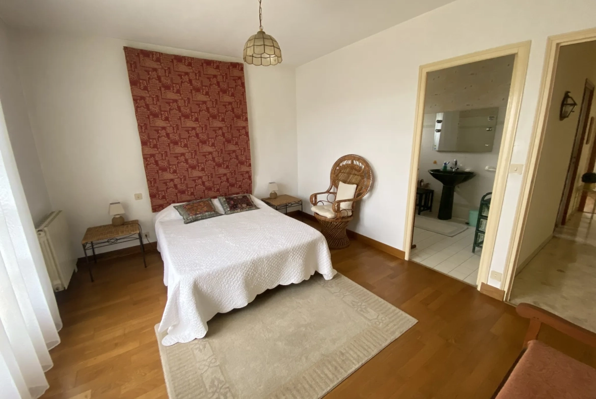 Villa à La Réole proche centre-ville avec 4 chambres et grand jardin 