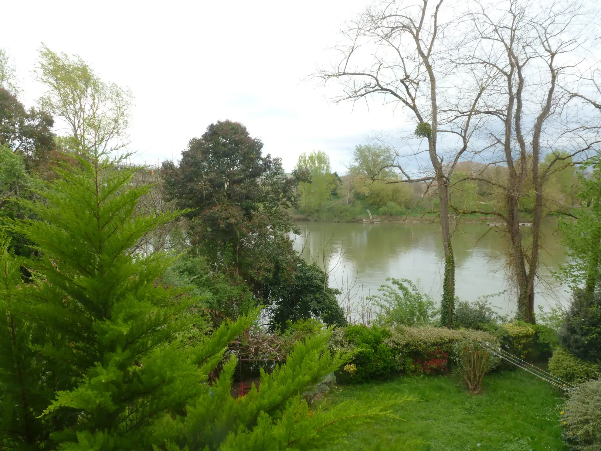 Vente ensemble immobilier à Langon avec maison, appartement, dépendance et vue sur la Garonne 