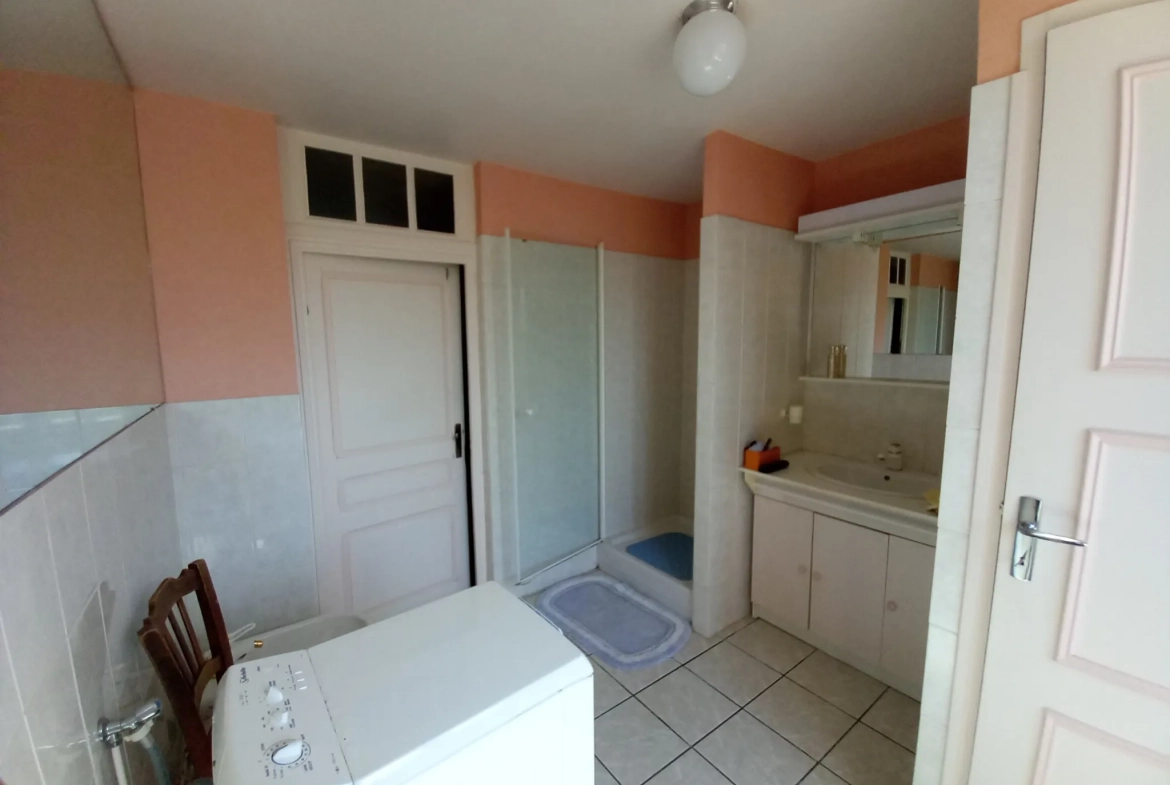Maison de bourg en pierre avec 4 chambres à Bourganeuf, 160m² à rafraîchir 