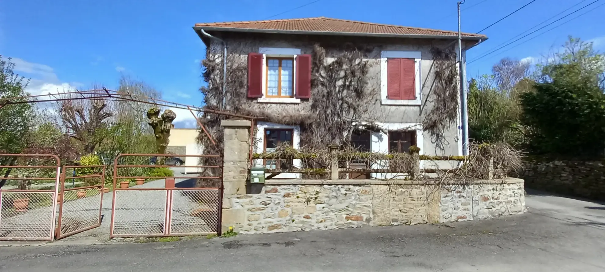 Maison de bourg en pierre avec 4 chambres à Bourganeuf, 160m² à rafraîchir 