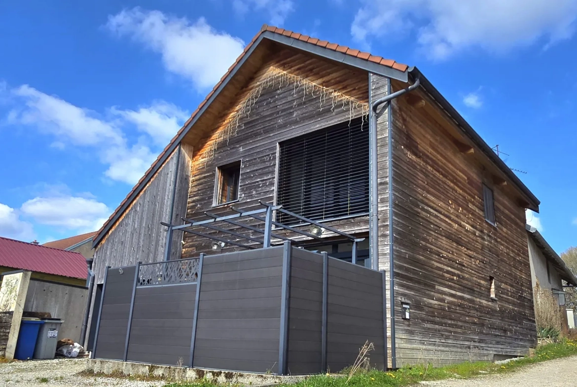 Maison en ossature bois de 130 m² à Evans avec terrasses et garage 