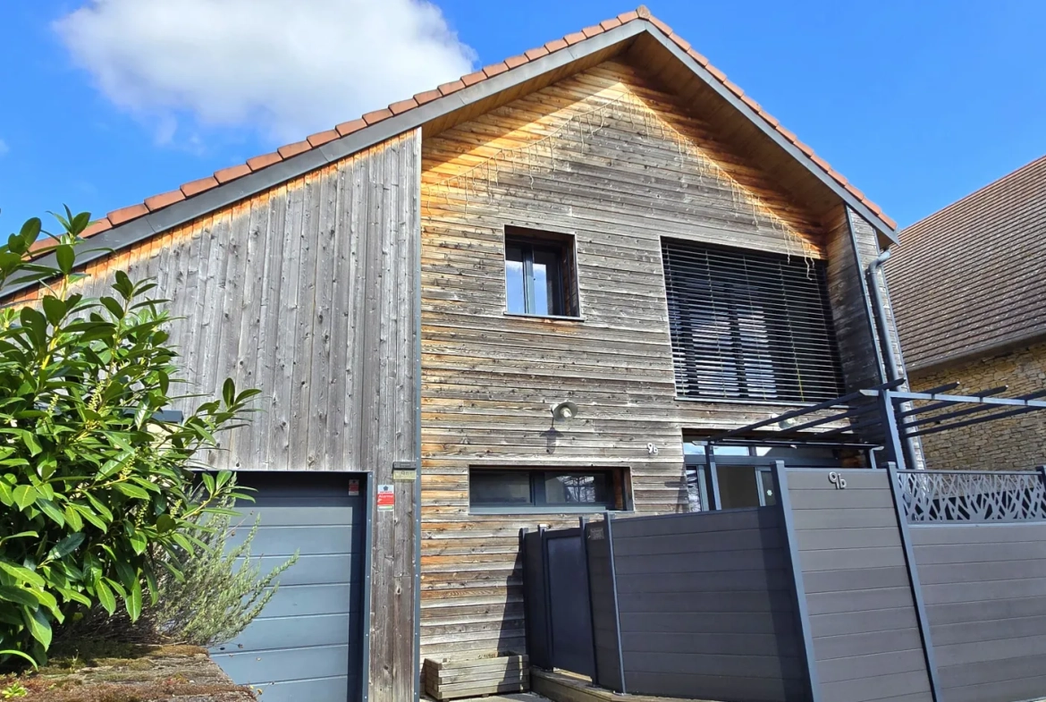 Maison en ossature bois de 130 m² à Evans avec terrasses et garage 