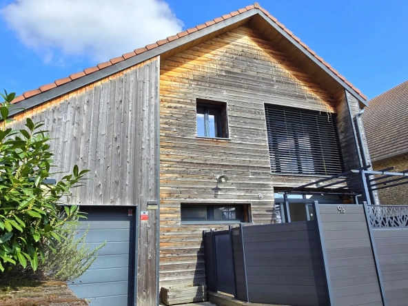 Maison en ossature bois de 130 m² à Evans avec terrasses et garage