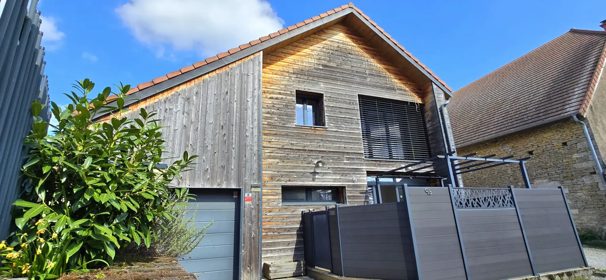 Maison en ossature bois de 130 m² à Evans avec terrasses et garage 
