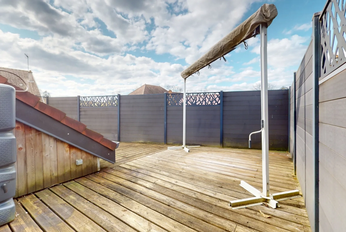 Maison en ossature bois de 130 m² à Evans avec terrasses et garage 