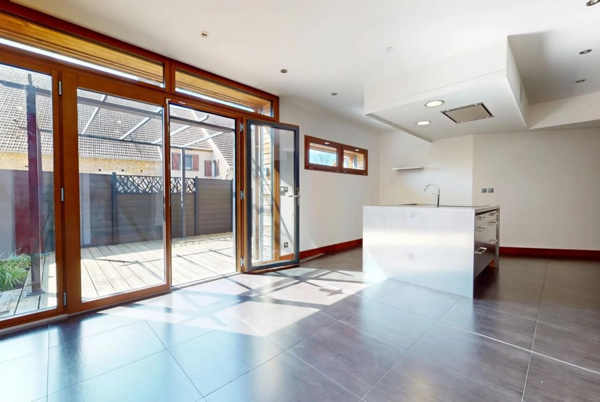Maison en ossature bois de 130 m² à Evans avec terrasses et garage 