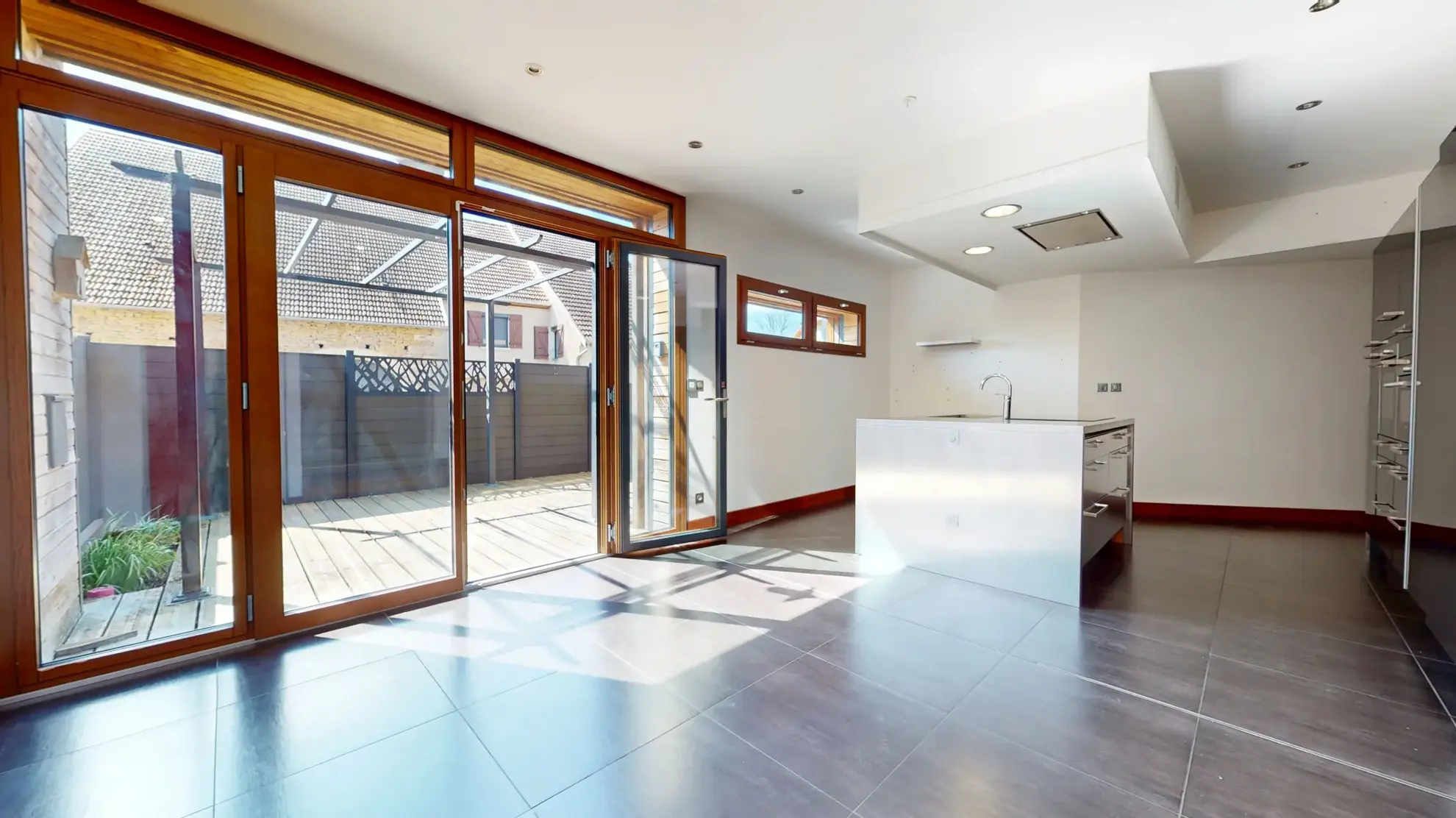 Maison en ossature bois de 130 m² à Evans avec terrasses et garage 