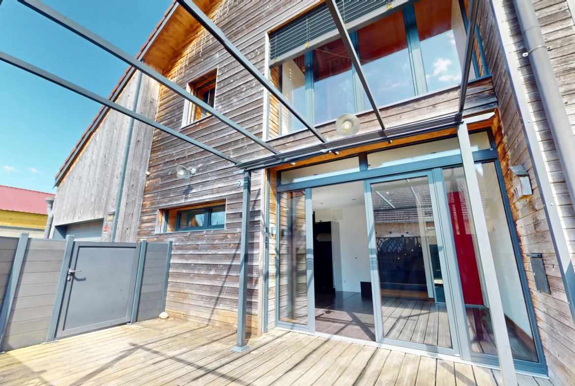 Maison en ossature bois de 130 m² à Evans avec terrasses et garage 