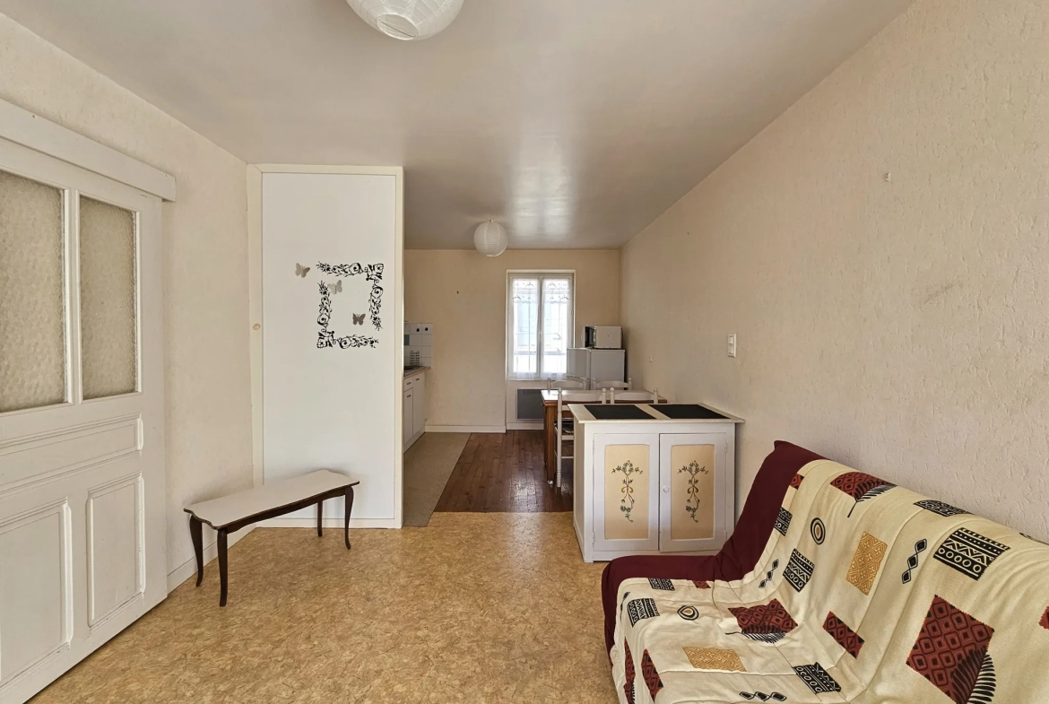 Maison de ville divisée en deux logements avec cave, garage et cour à Saint-Gervais d'Auvergne 
