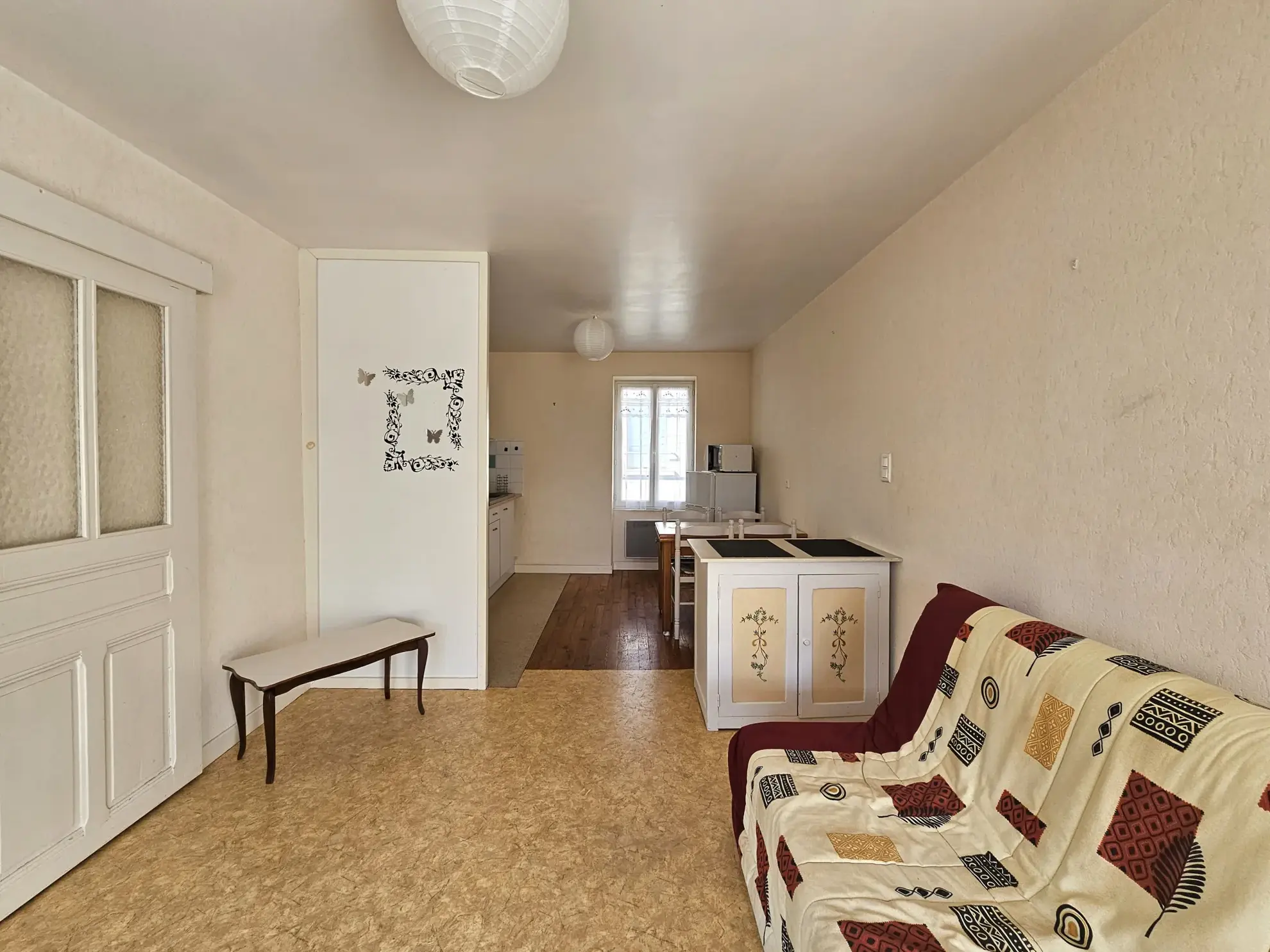 Maison de ville divisée en deux logements avec cave, garage et cour à Saint-Gervais d'Auvergne 