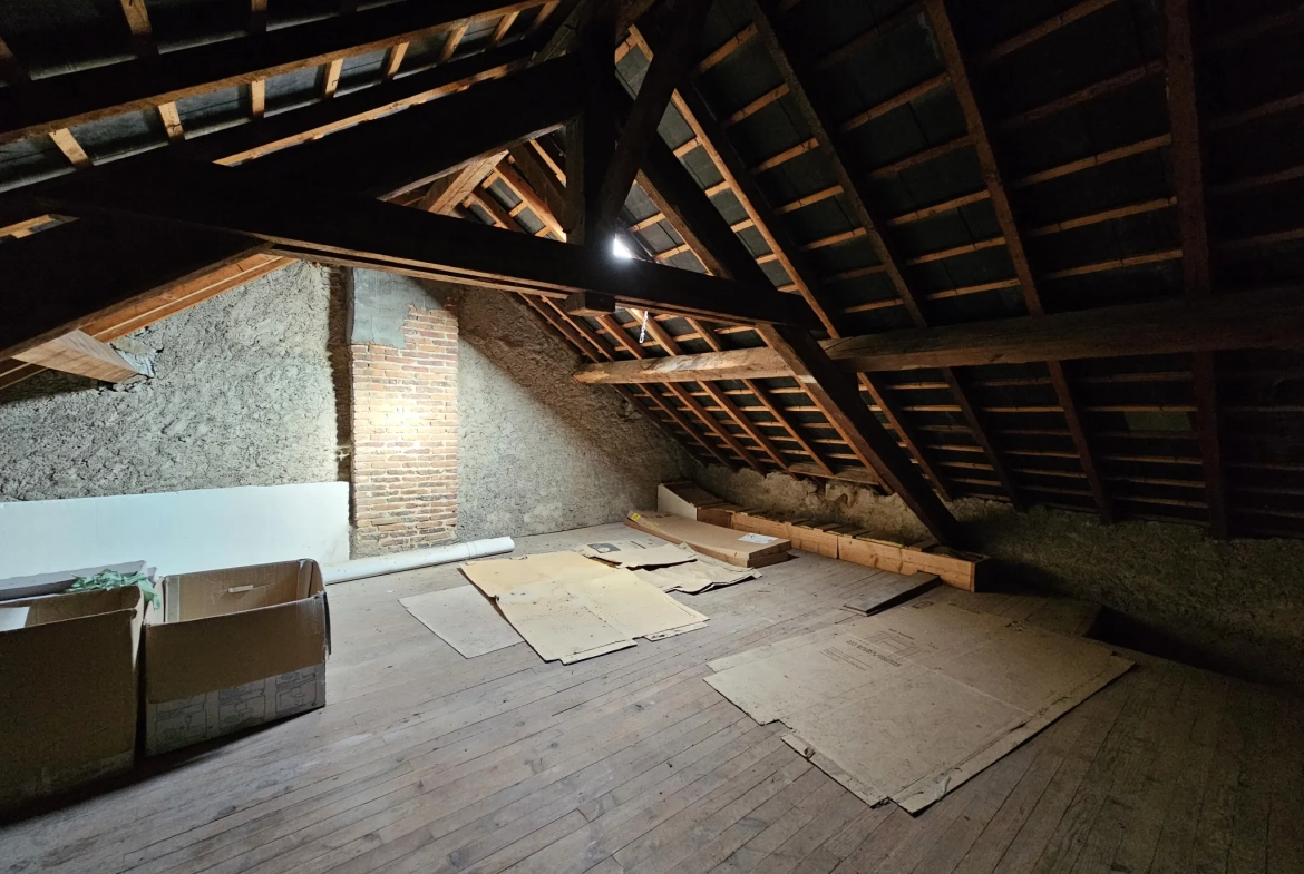 Maison de ville divisée en deux logements avec cave, garage et cour à Saint-Gervais d'Auvergne 