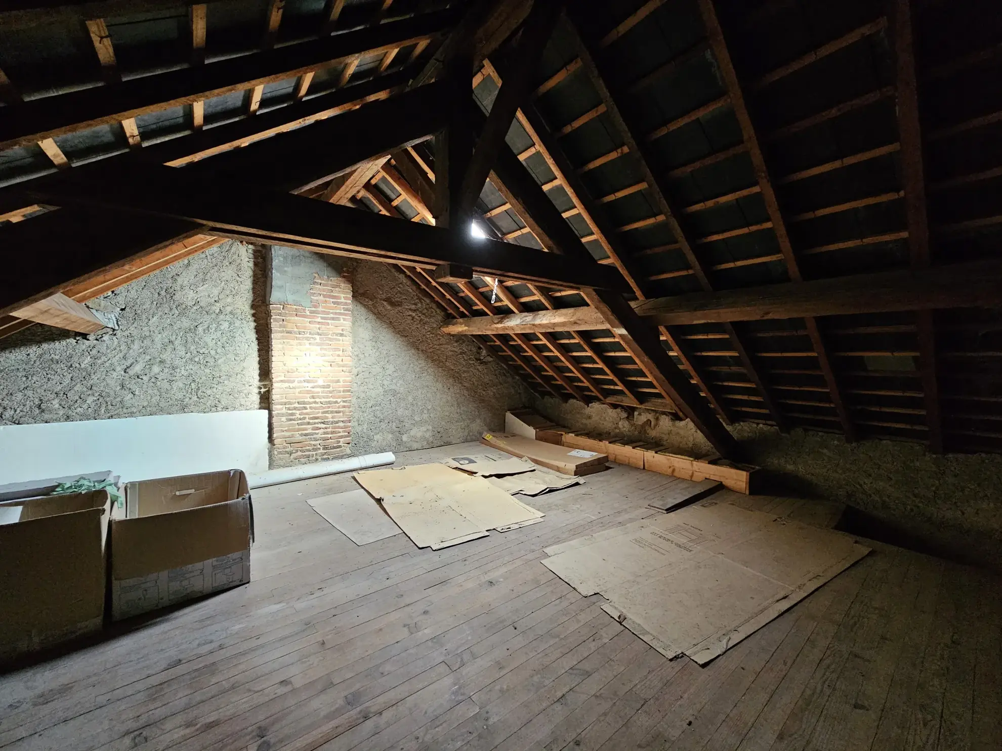 Maison de ville divisée en deux logements avec cave, garage et cour à Saint-Gervais d'Auvergne 