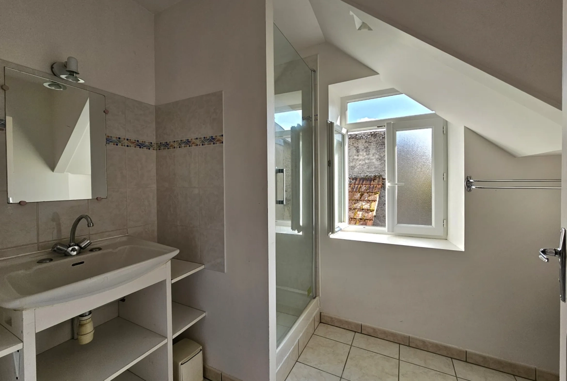 Maison de ville divisée en deux logements avec cave, garage et cour à Saint-Gervais d'Auvergne 