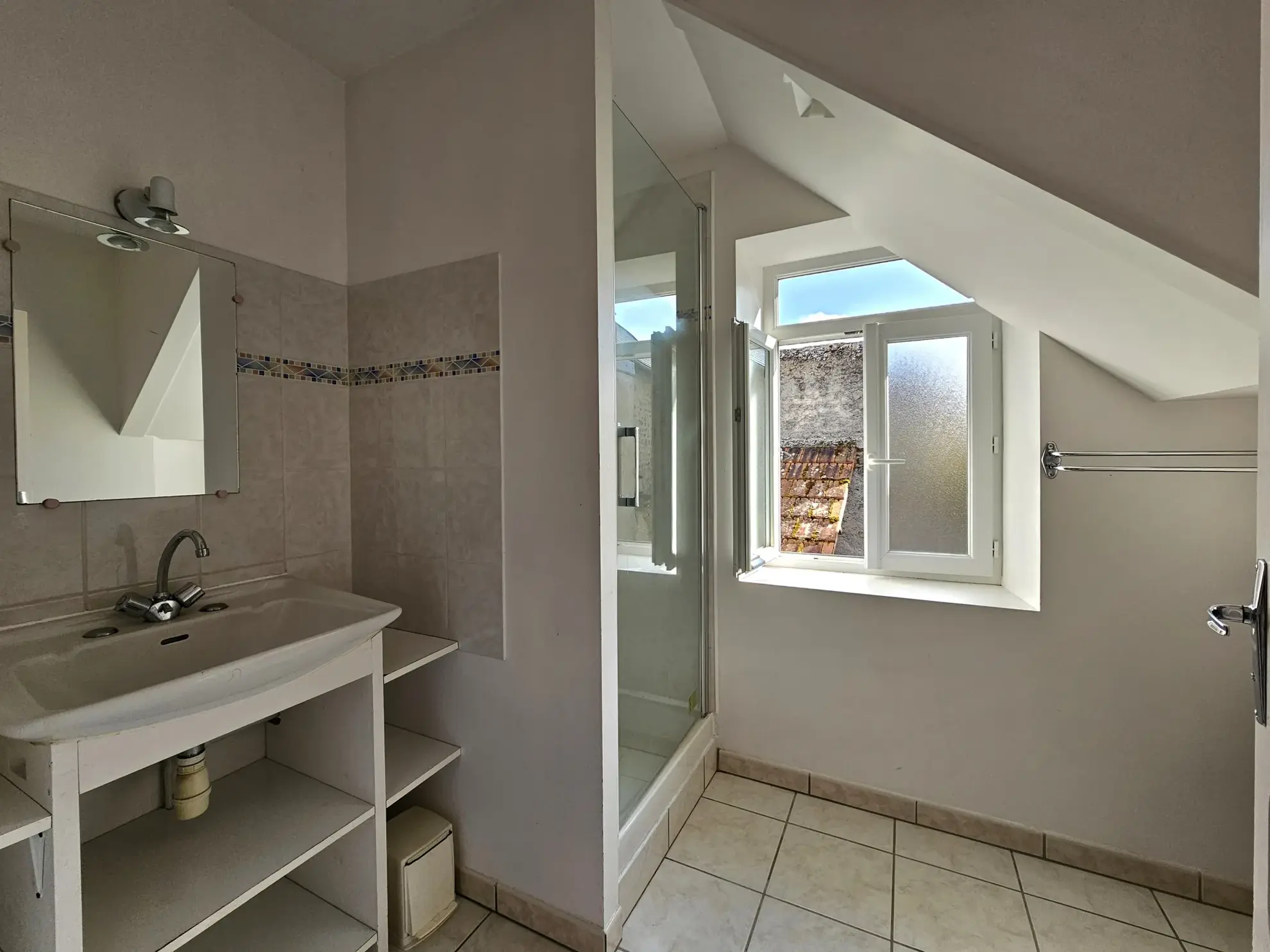Maison de ville divisée en deux logements avec cave, garage et cour à Saint-Gervais d'Auvergne 