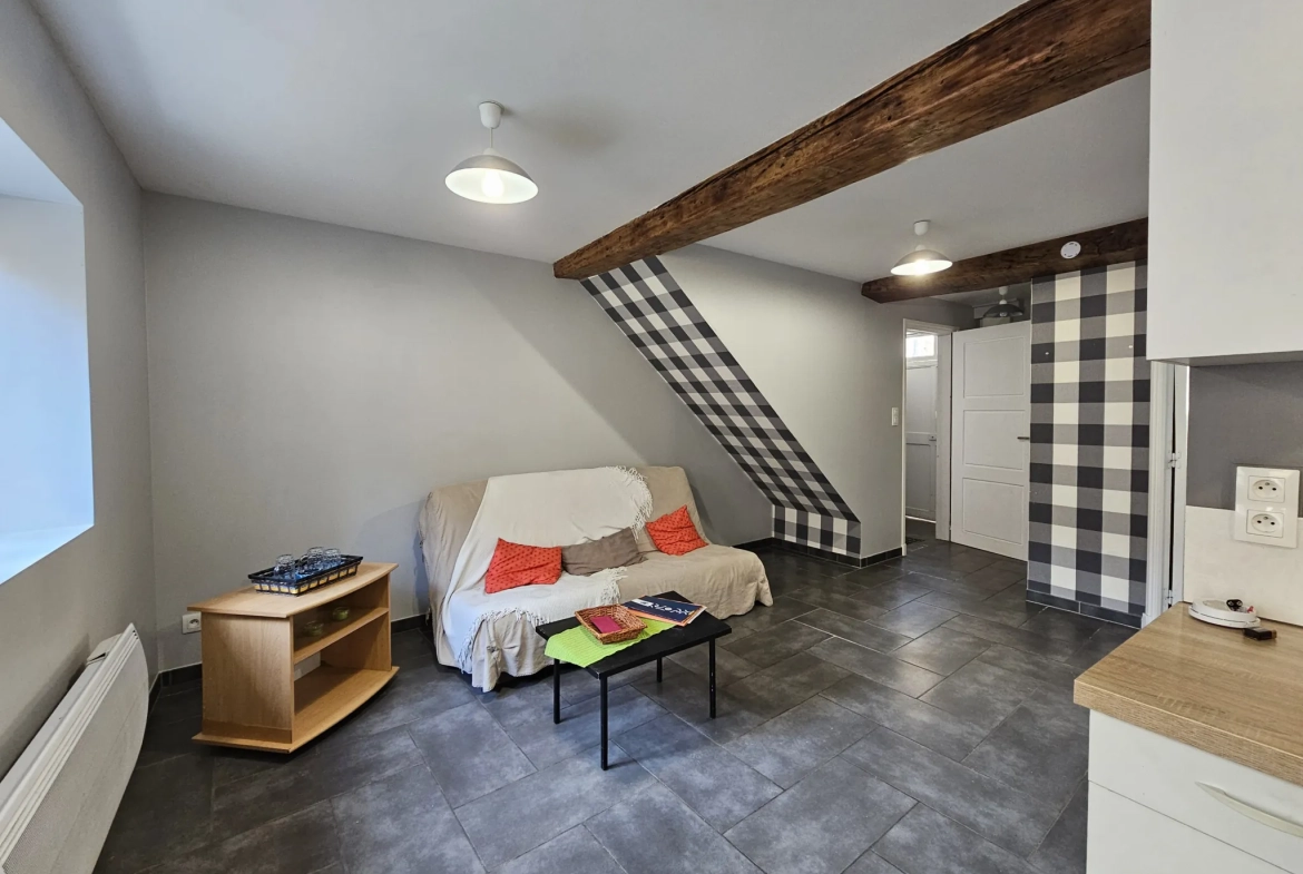 Maison de ville divisée en deux logements avec cave, garage et cour à Saint-Gervais d'Auvergne 