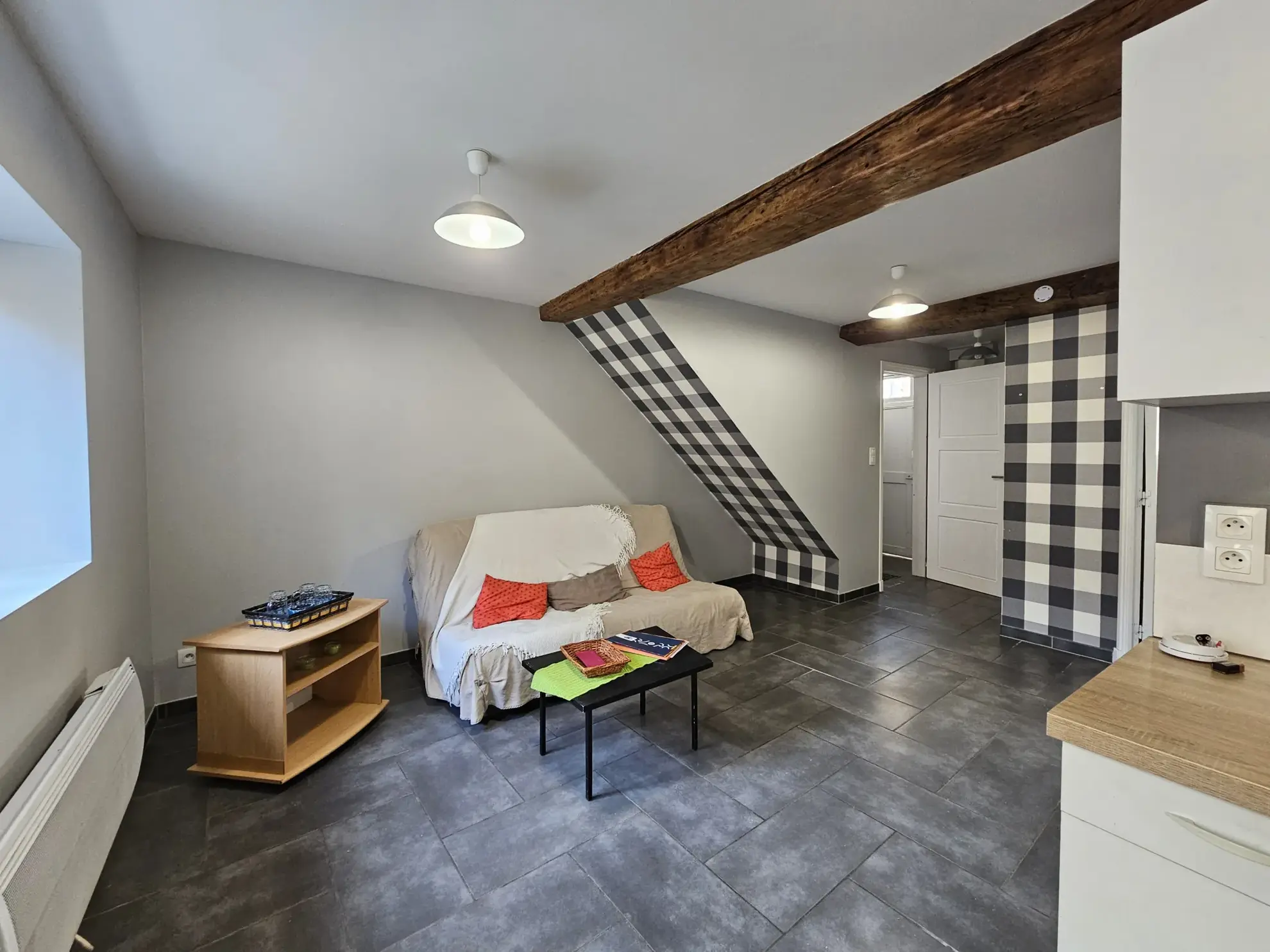 Maison de ville divisée en deux logements avec cave, garage et cour à Saint-Gervais d'Auvergne 