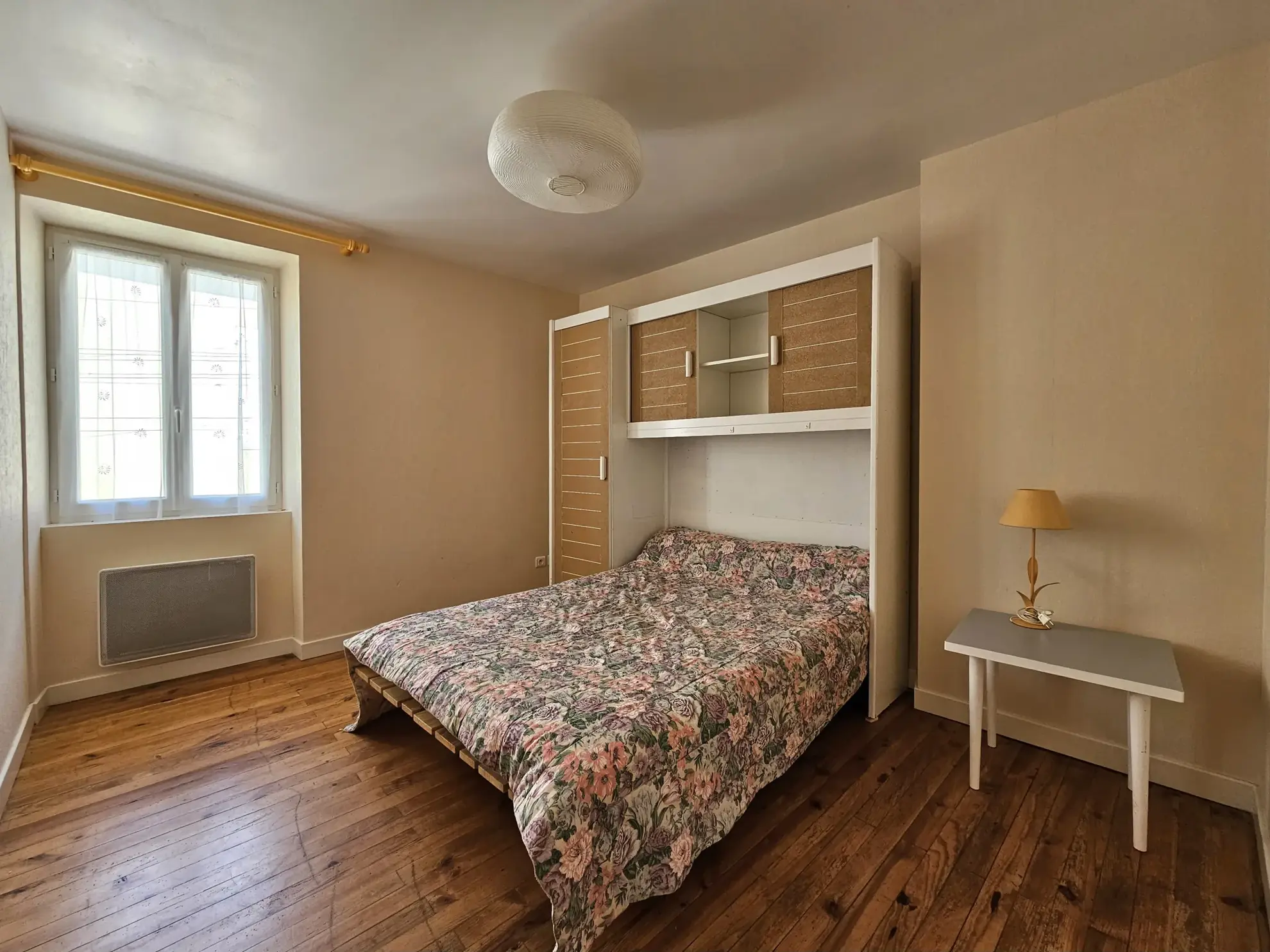 Maison de ville divisée en deux logements avec cave, garage et cour à Saint-Gervais d'Auvergne 