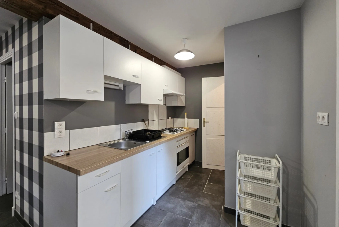 Maison de ville divisée en deux logements avec cave, garage et cour à Saint-Gervais d'Auvergne 