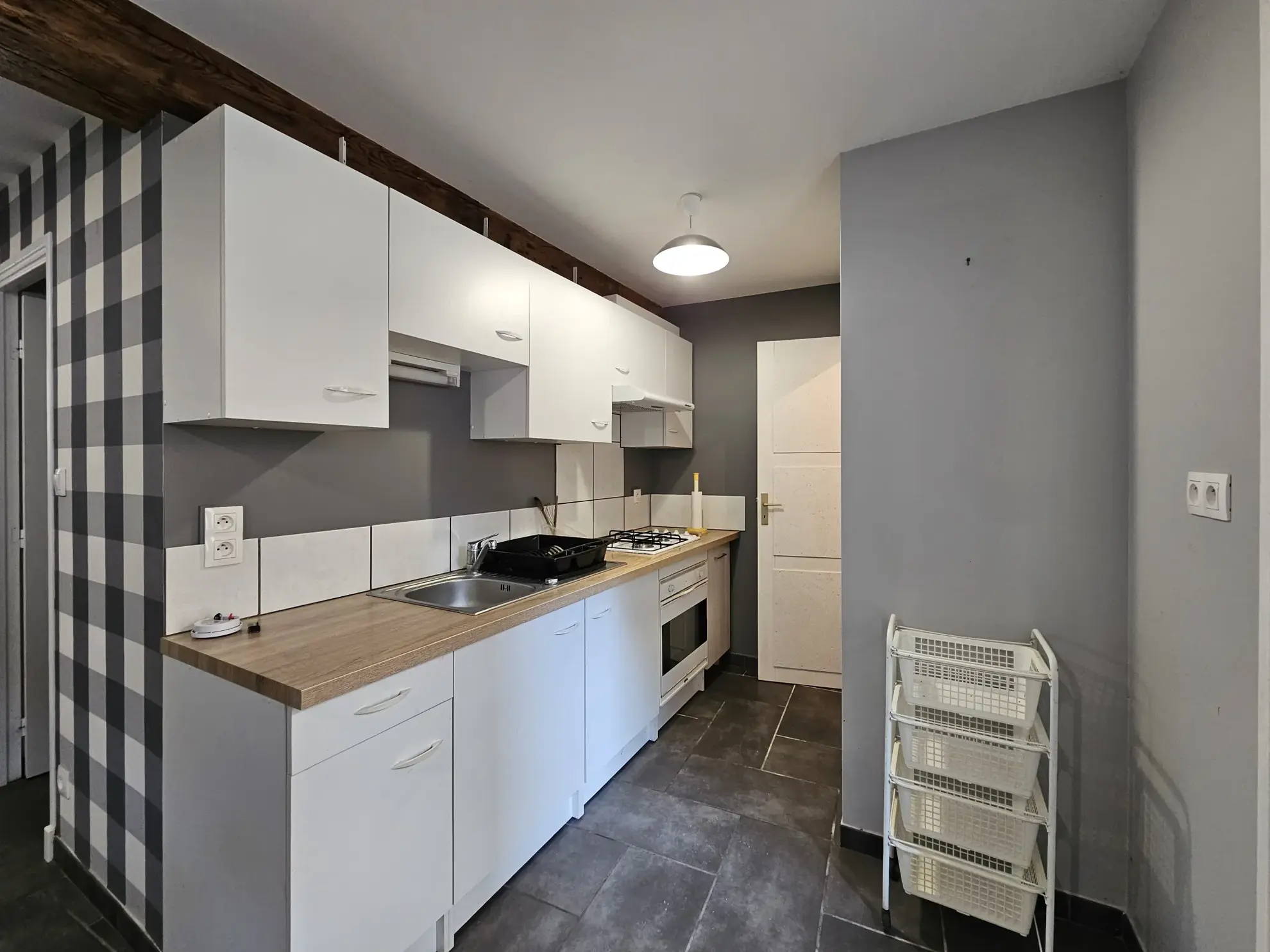 Maison de ville divisée en deux logements avec cave, garage et cour à Saint-Gervais d'Auvergne 