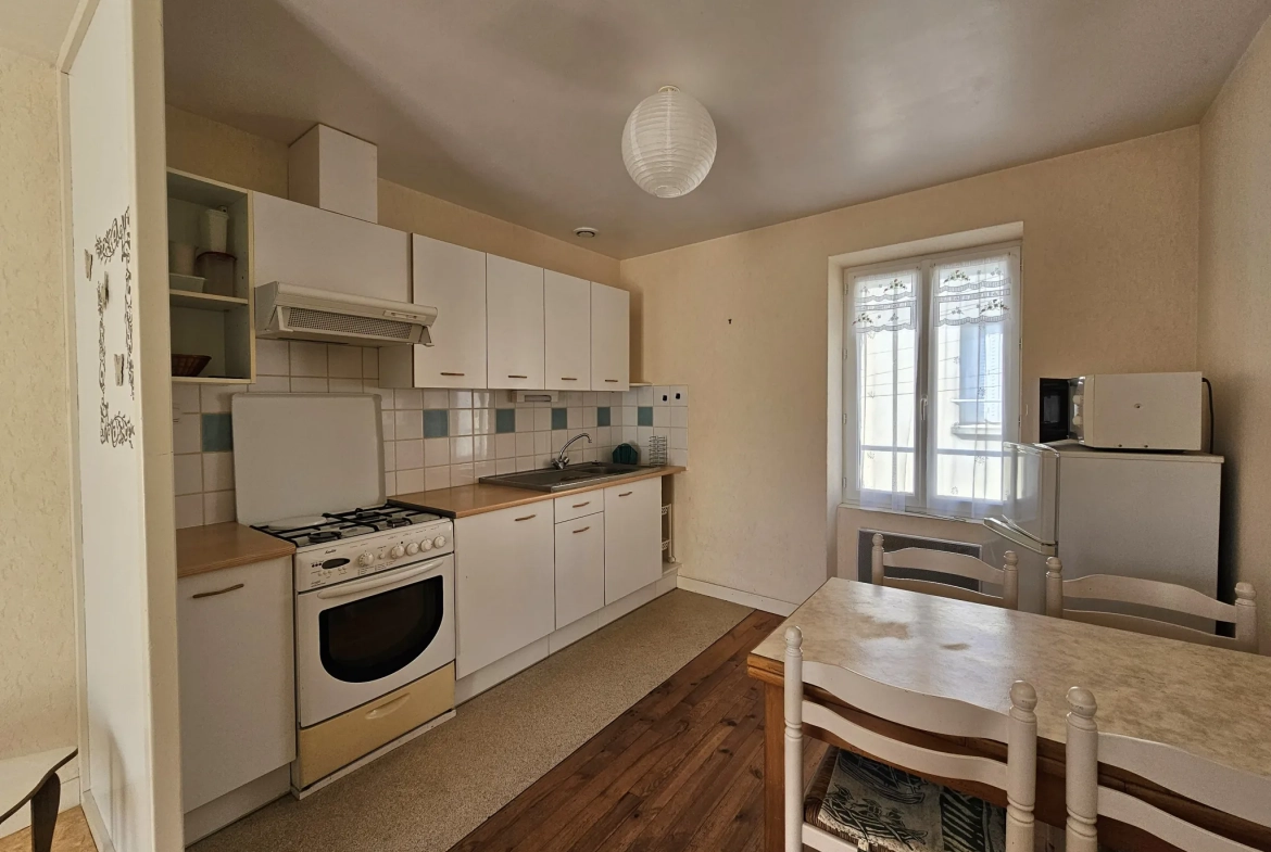 Maison de ville divisée en deux logements avec cave, garage et cour à Saint-Gervais d'Auvergne 