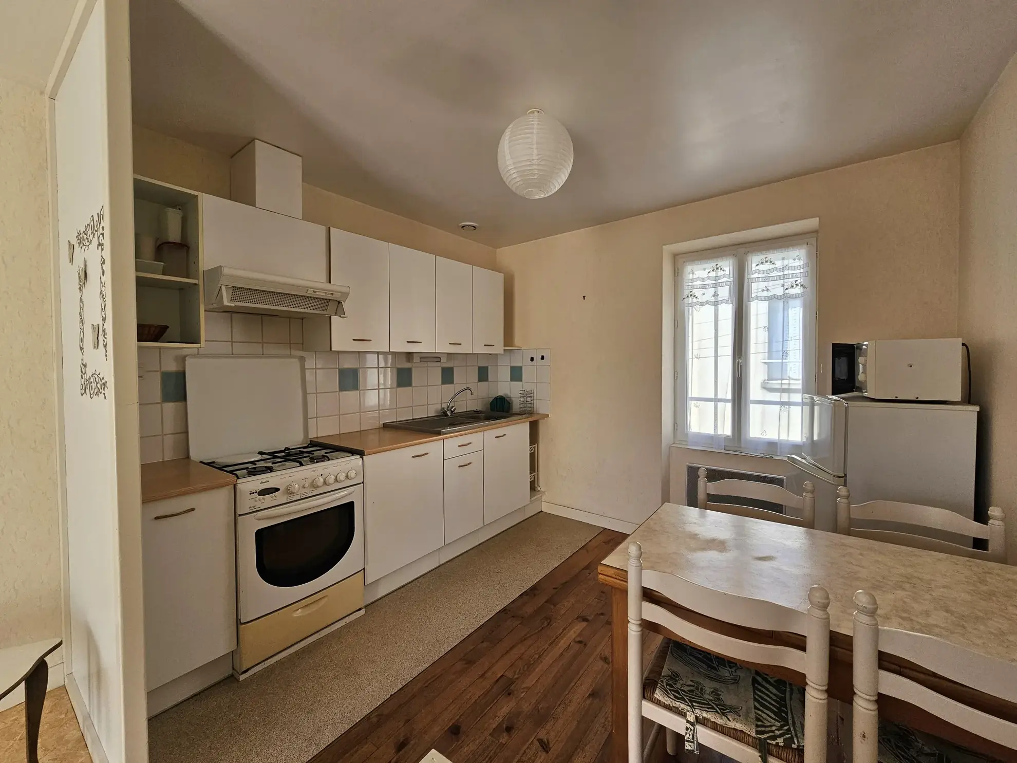 Maison de ville divisée en deux logements avec cave, garage et cour à Saint-Gervais d'Auvergne 